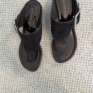 Donald J. Pliner Black Sandals with Toe Post Design